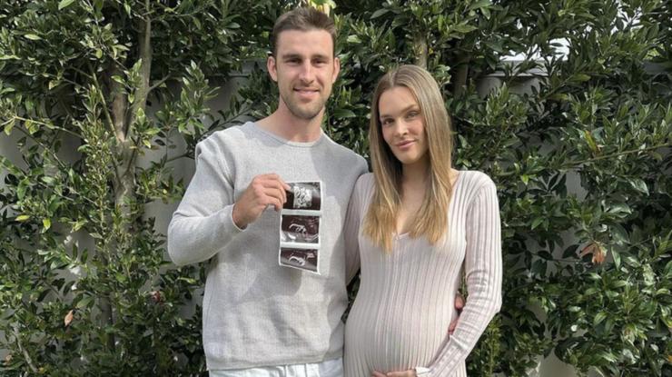 Elliot Yeo and partner Tess Goodbody are expecting their first child.