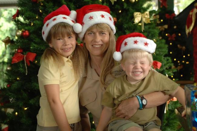 Terri Irwin shared this post for Mother’s Day with her children Bindi and Robert Irwin. 