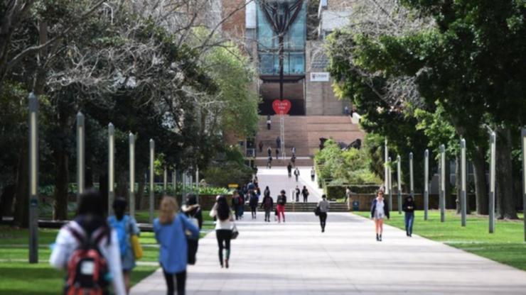 The government will eliminate $3 billion in HECS debt by capping the student loan indexation rate. (Dean Lewins/AAP PHOTOS)